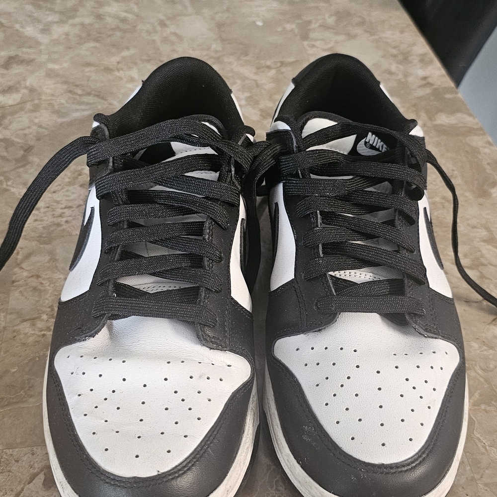 Nike Men’s Black and White Low-Top Sneakers